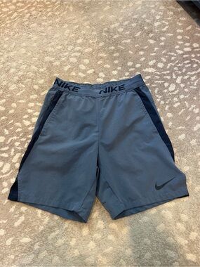 Nike Men’s Slate Gray Athletic Shorts with side zip pocket Size Small